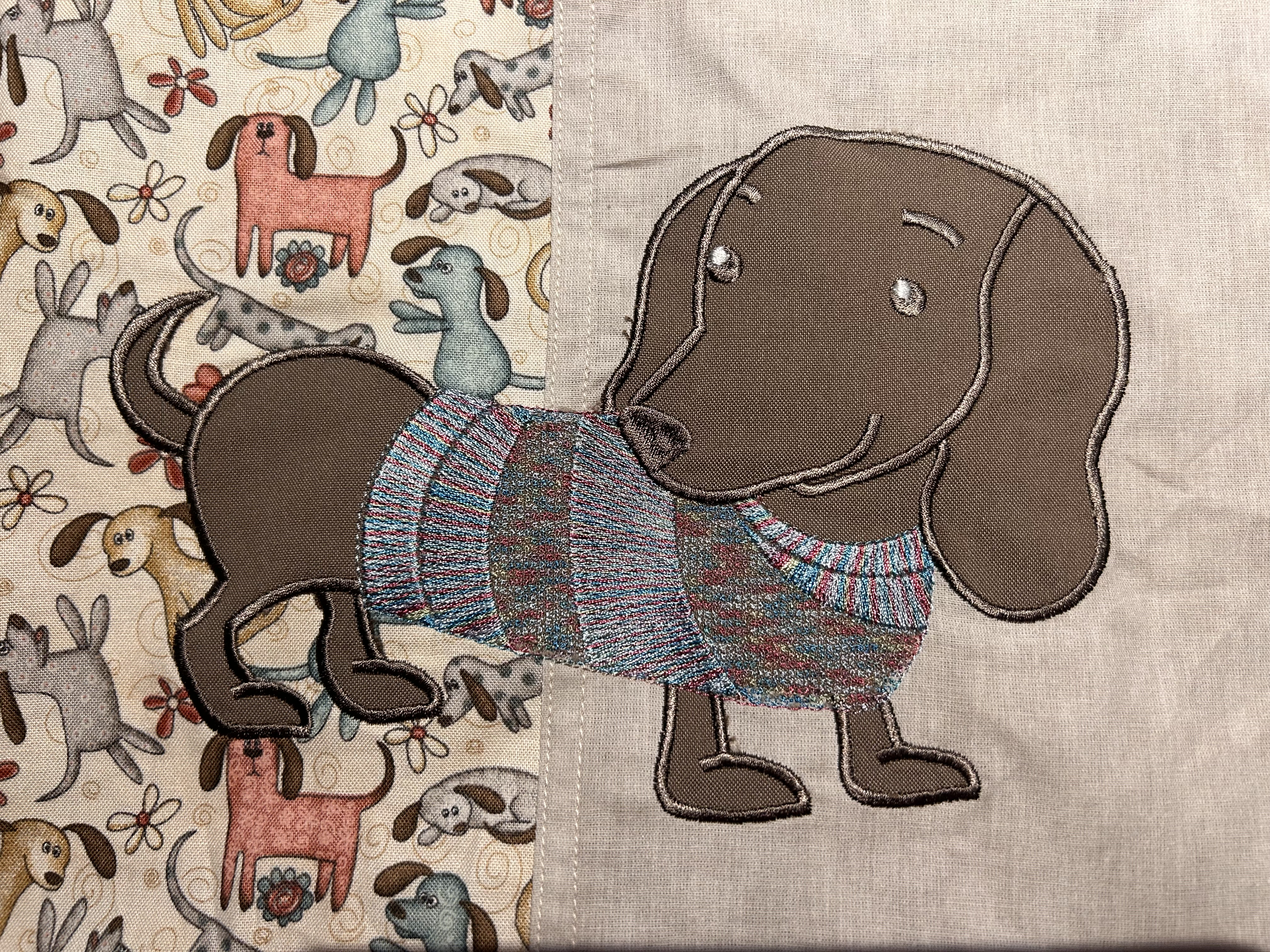 Stickdatei Dackel mit Pulli, Applikation 20 x 14 cm - sofortiger Download