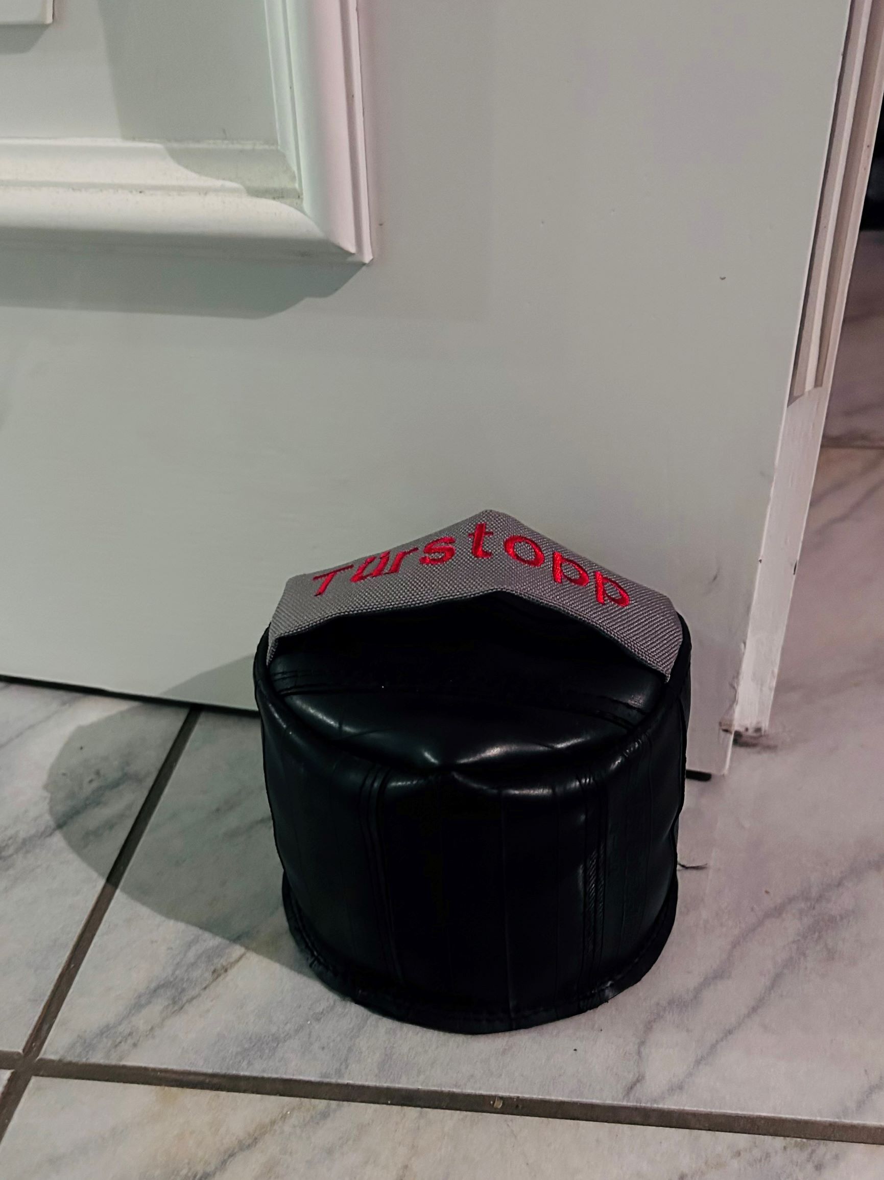 Türstopper "Doorman" aus Fahrradschlauch mit Stickerei